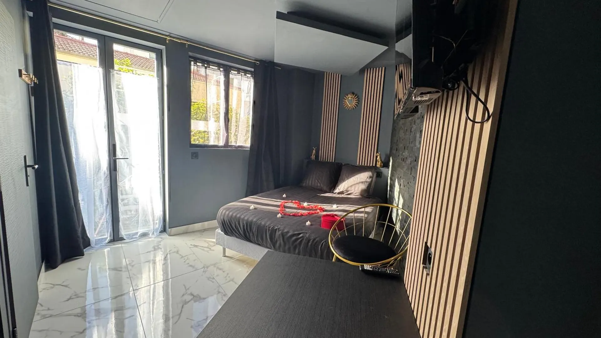 Love Room Balneo Menton Apartment